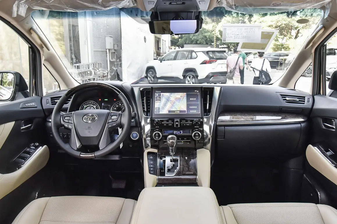 7座豪华丰田威尔法租车