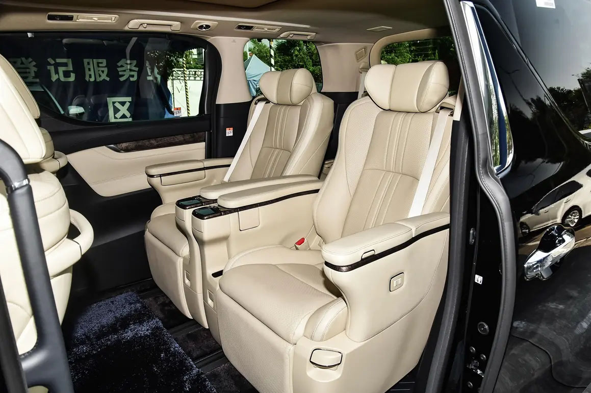 7座豪华丰田威尔法租车