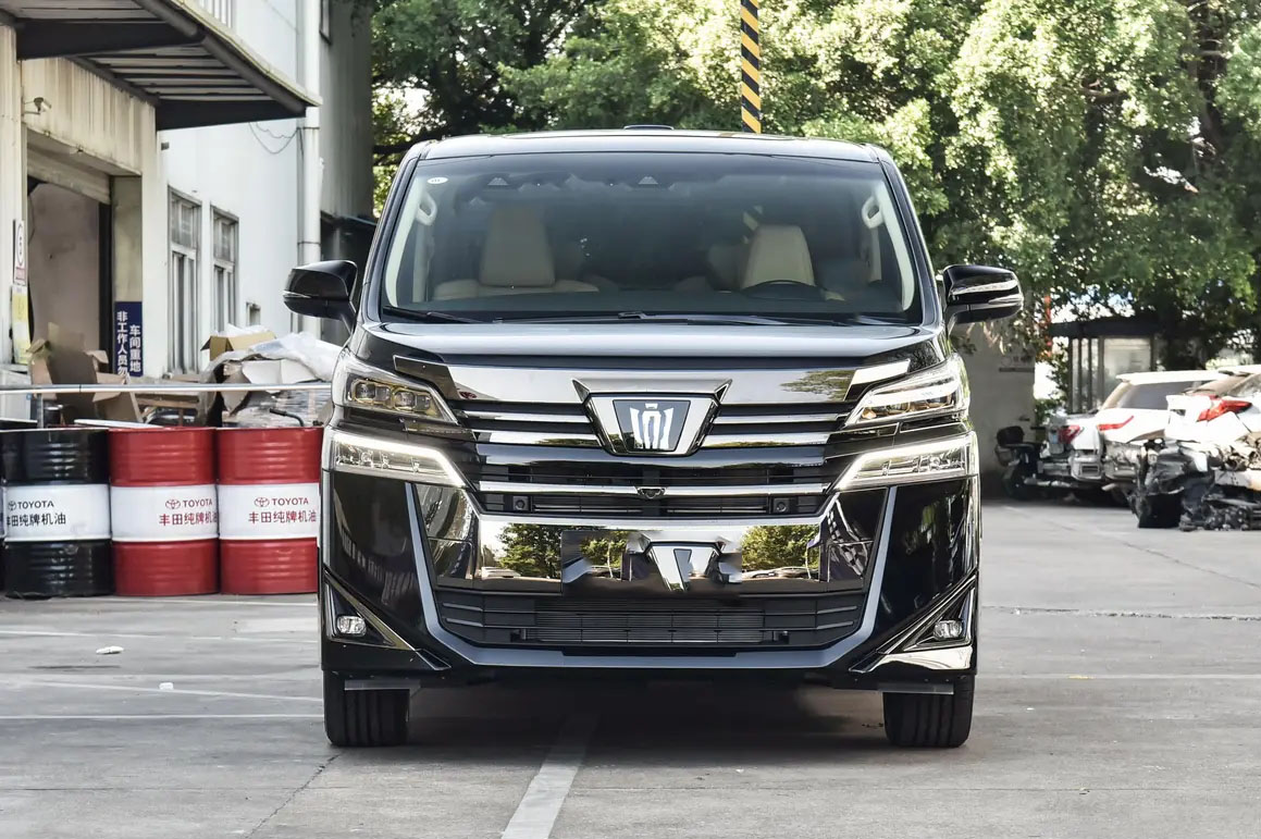 7座豪华丰田威尔法租车