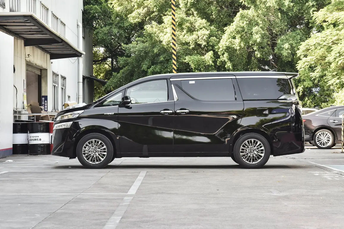 9人商务车包车多少钱？奔驰威霆车型特点与价格全解析