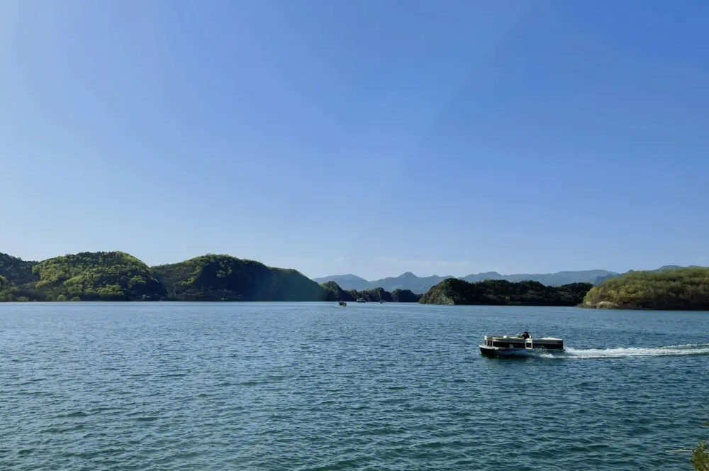 北京去平谷金海湖旅游包车带司机一天多少钱？