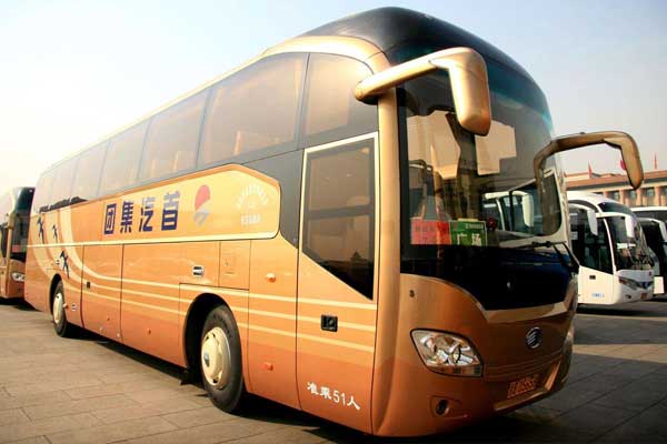 北京租55座大巴带司机多少钱一天？55座金龙大巴包车价格？