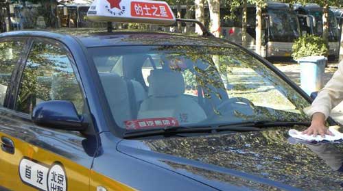 首汽租车的哥拾金不昧送还客户万元现金