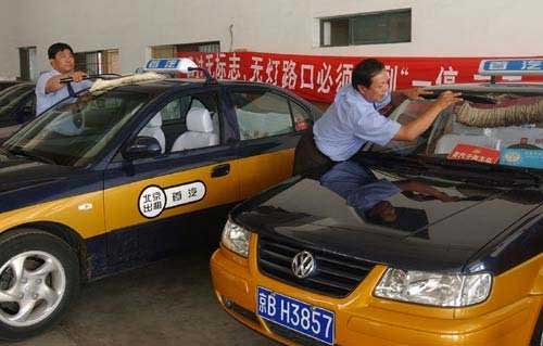 首汽租车三分的哥拾金不昧送还乘客笔记本