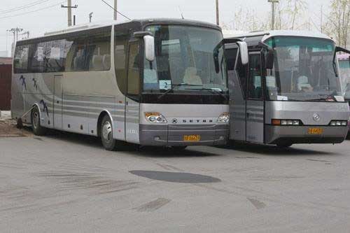 大巴商务租车价格,大巴租赁带司机接送一天多少钱？