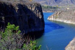 北京租车到密云白河峡谷商务旅游大巴租车带司机接送一天多少钱？
