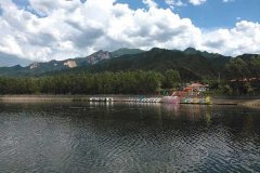 北京租车到密云雾灵湖自然风景区商务旅游大巴租车带司机接送一天多少钱？