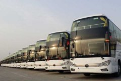 大巴包车53座带司机接送一天多少钱？