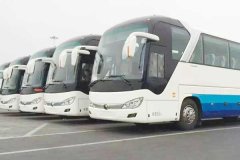 大巴包车55座带司机接送一天多少钱？