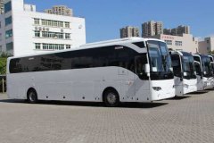 大巴包车51座带司机接送一天多少钱？