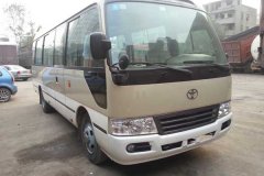 大巴包车25座带司机接送一天多少钱？