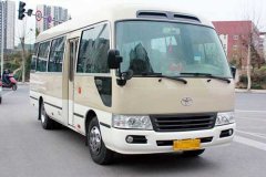 大巴包车23座带司机接送一天多少钱？