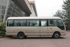 大巴包车22座带司机接送一天多少钱？