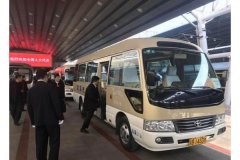 10座考斯特带司机接送租车多少钱一天？