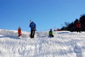 租大巴考斯特去北京云居滑雪场租车价格,带司机包车费用