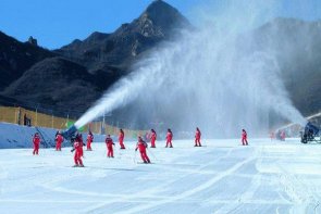 租大巴考斯特去北京石京龙滑雪场旅游包车价格,租车带司机费用