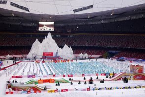 租大巴考斯特到北京鸟巢欢乐冰雪季一天价格,带司机包车费用