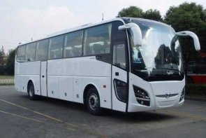 包一辆大巴一天多少钱？