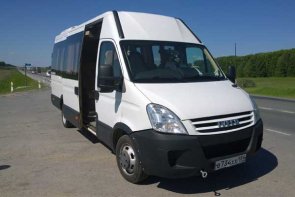 15座依维柯租一天带司机多少钱？