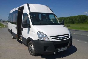 租12-17座依维柯多少钱一天？带司机价格？