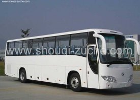 北京租一辆带司机的旅游大巴车一天多少钱？